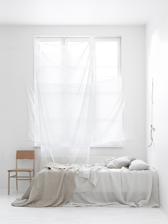 intérieur épuré, blanc, draps couleurs et matières naturelles